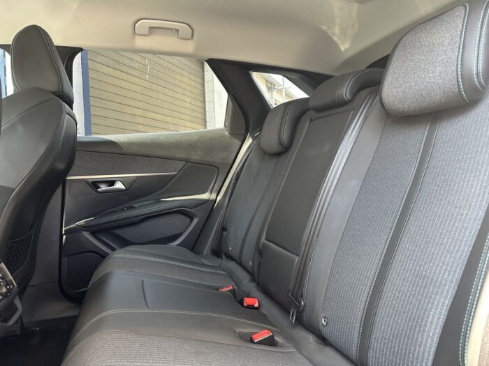 Peugeot 3008 1.6 HYBRID 225 E-EAT8 ALLURE PACK - Image 4