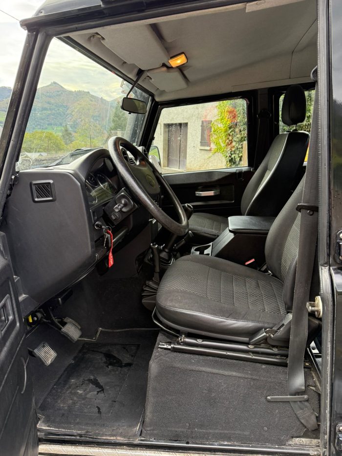 Land_Rover Defender - Image 4